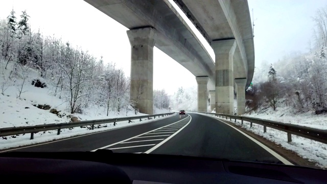 汽车在一座大桥下的道路上行驶得非常快视频素材