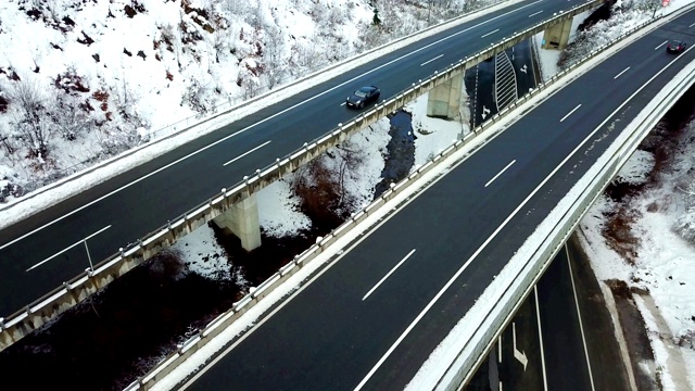 汽车在高速公路上行驶得非常快视频素材