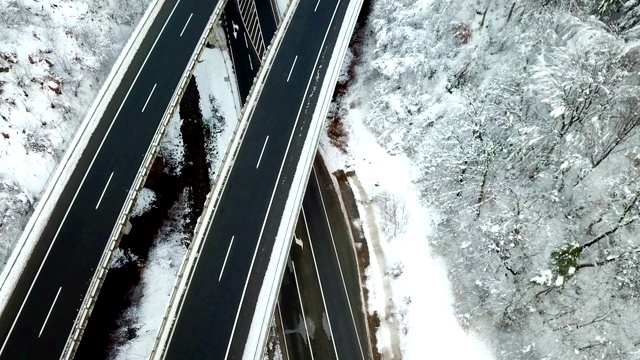 一条乡村公路在一座大桥下面视频素材