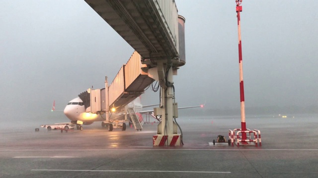 机场有暴风雨。大雨覆盖了机场。视频素材