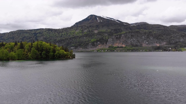 风景鸟瞰图的山湖，沃尔夫冈西，萨尔茨堡，奥地利，阿尔卑斯山视频素材