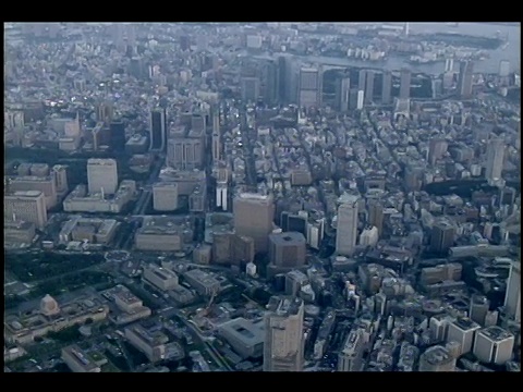 从空中俯瞰东京，一条河流蜿蜒穿过城市。视频素材