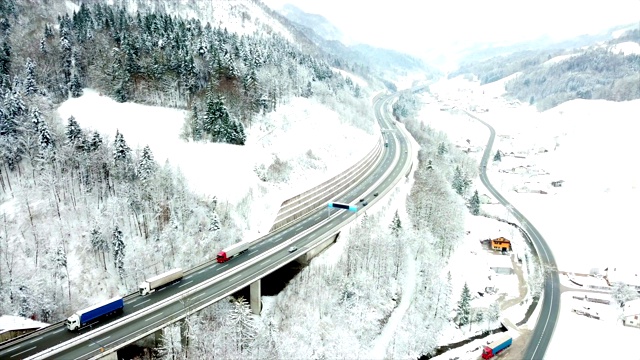 高速公路和高架桥下的公路是平行的视频素材