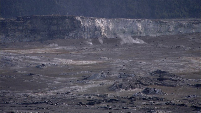 烟从火山口的喷口升起。视频素材