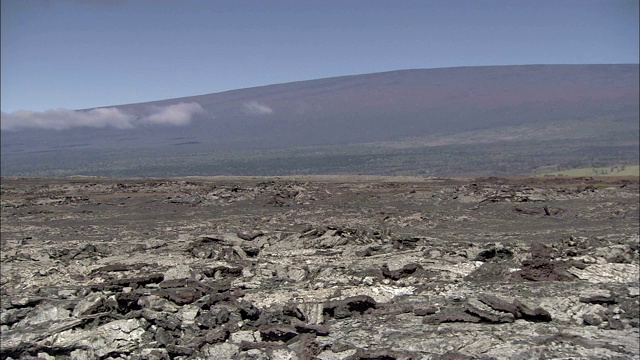 火山下面有一条贫瘠的熔岩路。视频素材