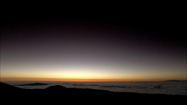 夕阳映出山峰的轮廓。视频素材