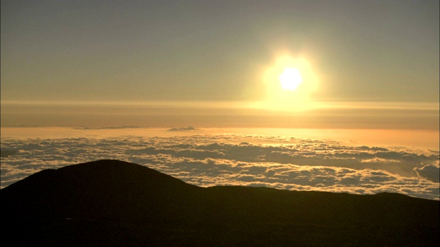 太阳映出山峰的轮廓。视频素材