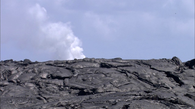 火山气体喷口上方山坡形成熔岩。视频素材