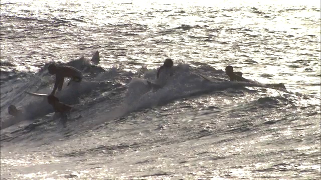 冲浪者在夏威夷冲浪。视频素材