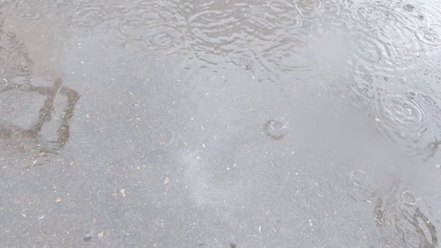 人行道上下着大雨视频素材