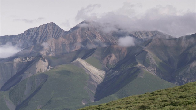 在阿拉斯加的圣埃利亚斯国家公园，云朵在山峰上飘过。视频素材