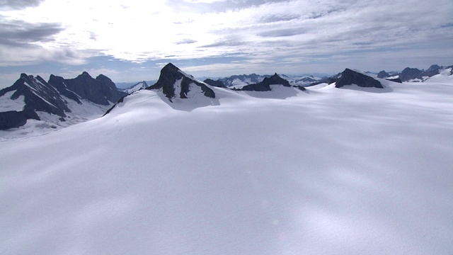 广阔的雪域是阿拉斯加冰川地貌的特征。视频素材