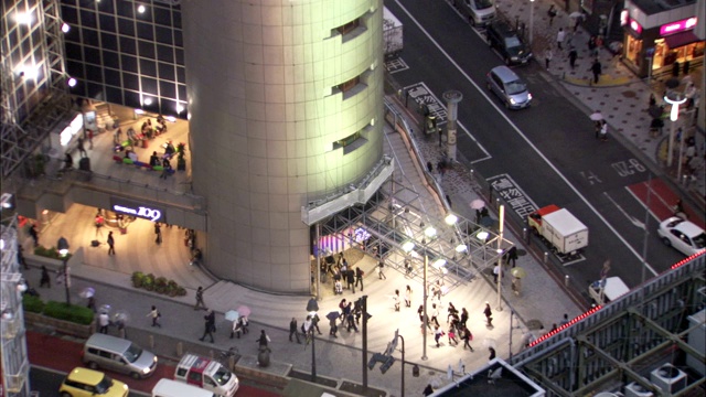 在日本的一个城市，行人和车辆沿着繁忙的街道行驶。视频素材