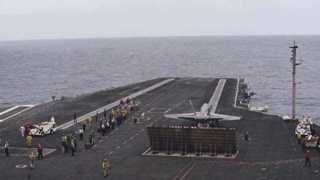 一架战斗机从美国海军航空母舰上起飞，宽射程视频素材