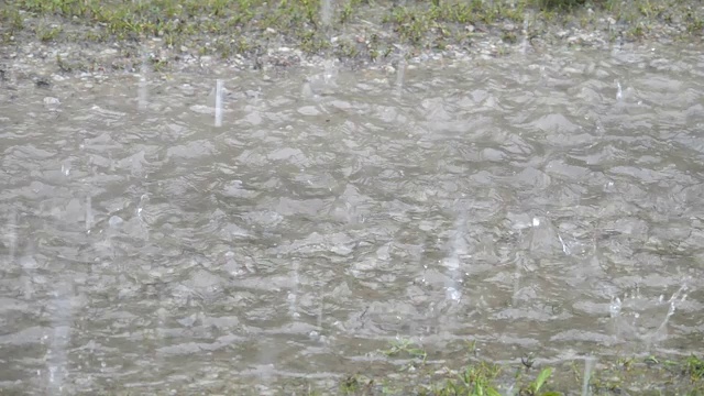 大雨滴落在外面的地上视频素材