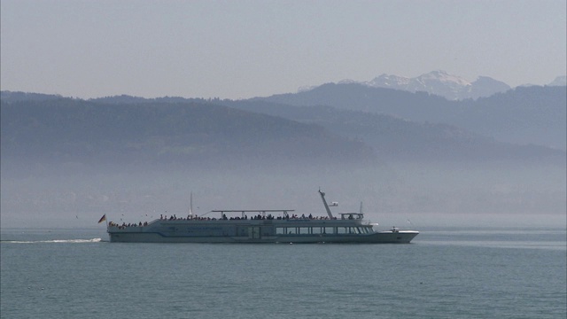 驳船驶过浓雾弥漫的海岸线。视频素材