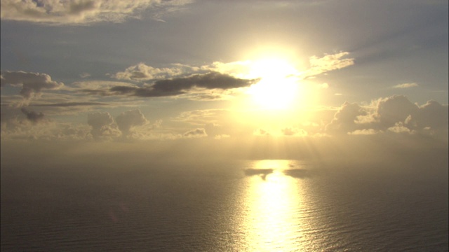 太阳反射在海面上。视频素材