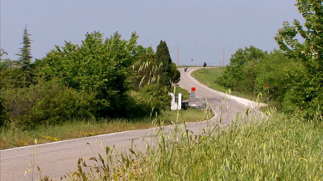 摩托车在蜿蜒的道路上行驶。视频素材