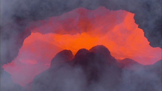 夏威夷一个炽热的火山洞穴冒出浓烟。视频素材