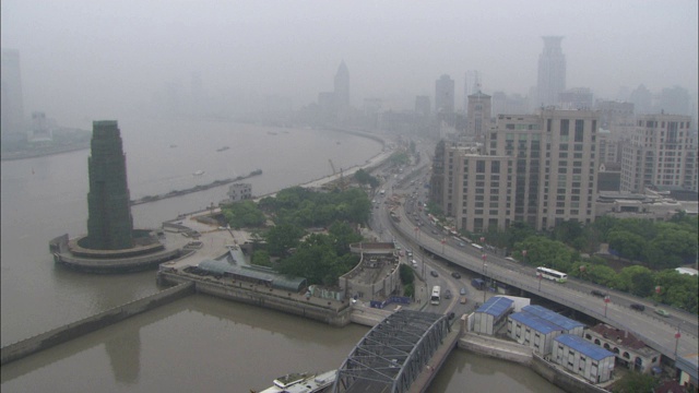 在雾霾笼罩的北京市区，交通在永定河附近的高速公路上行驶。视频素材