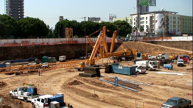 建筑起重机和其他机械在建筑工地操作。视频素材