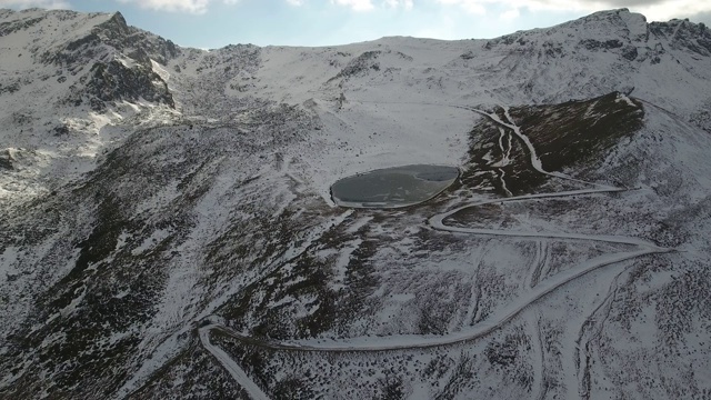 鸟瞰图冰冻的湖和火山上的雪。视频素材