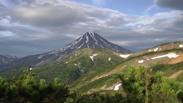 堪察加半岛令人惊叹的夏季全景火山景观视频素材