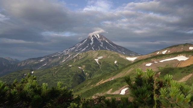 堪察加半岛美丽的夏季全景火山景观。时间流逝视频素材