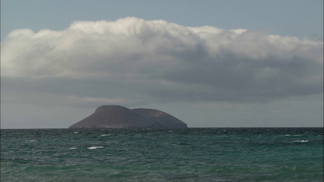 海浪流过岛屿。视频素材