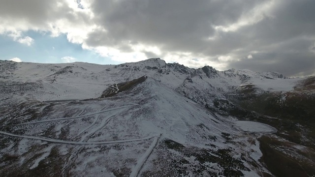 鸟瞰图冰冻的湖和火山上的雪。视频素材