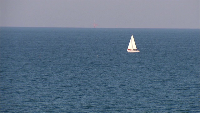 帆船漂浮在海洋上。视频素材