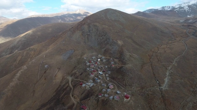 火山上的小村庄鸟瞰图。视频素材