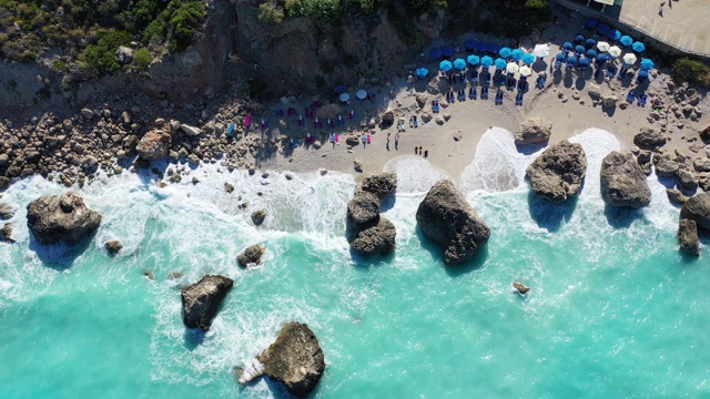 人们走在希腊莱夫卡达Megali Petra海滩上。视频素材