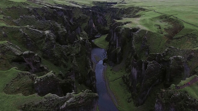 Fjadrargljufur峡谷鸟瞰图视频素材