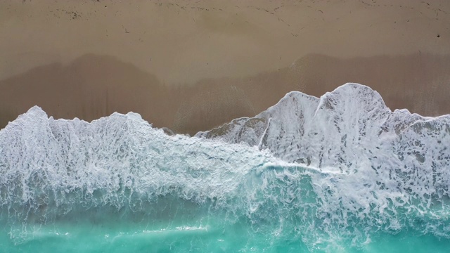 海浪冲击着希腊莱夫卡达Megali Petra海滩。视频素材