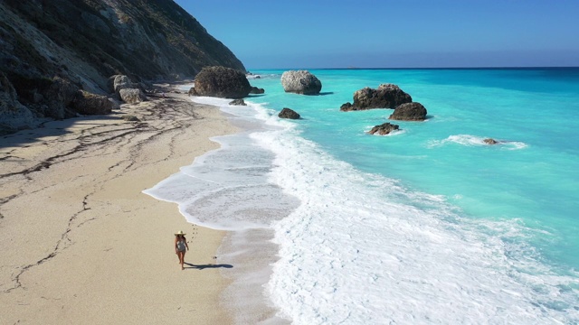 女徒步旅行者om Megali Petra beach, Lefkada, Greece。视频素材