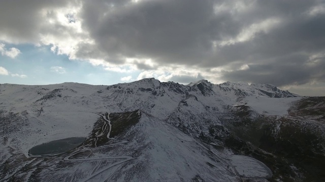 鸟瞰图冰冻的湖和火山上的雪。视频素材