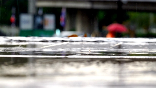 雨后雨点不断地落在地板上视频素材