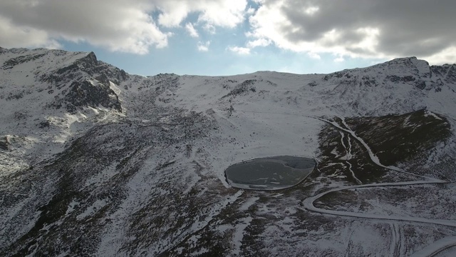 鸟瞰图冰冻的湖和火山上的雪。视频素材