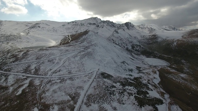 鸟瞰图冰冻的湖和火山上的雪。视频素材