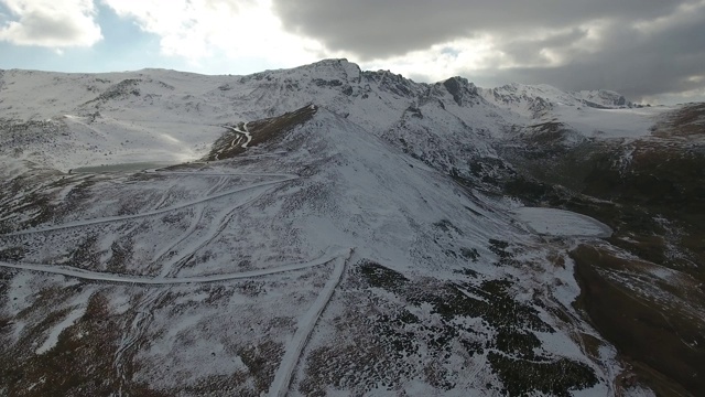 鸟瞰图冰冻的湖和火山上的雪。视频素材