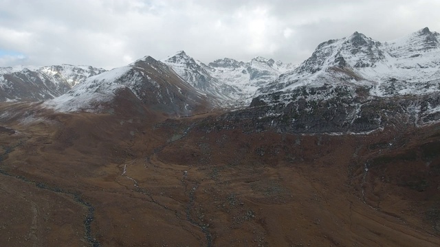 火山上的小村庄鸟瞰图。视频素材