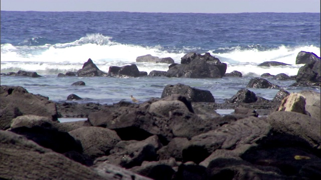 海浪冲刷着布满岩石的海岸线。视频素材