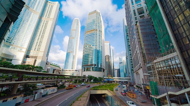 香港市区高速公路的时间流逝。城市的金融区和商业中心。中午有摩天大楼和高层办公大楼。国际金融中心视频素材