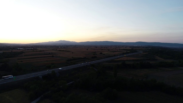 田野里的公路视频素材