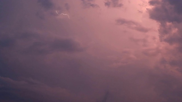 雷暴时天空中的闪电视频素材