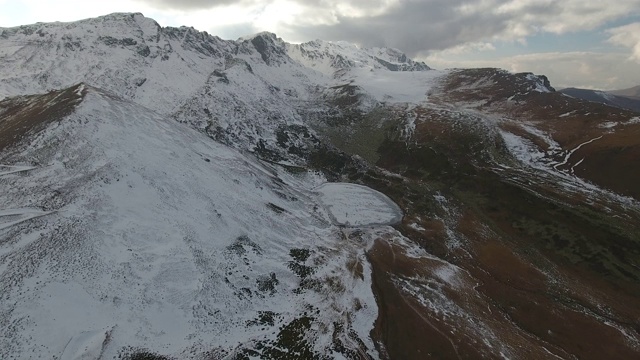 鸟瞰图冰冻的湖和火山上的雪。视频素材