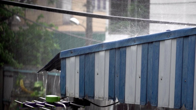 雨滴从屋顶落下视频素材