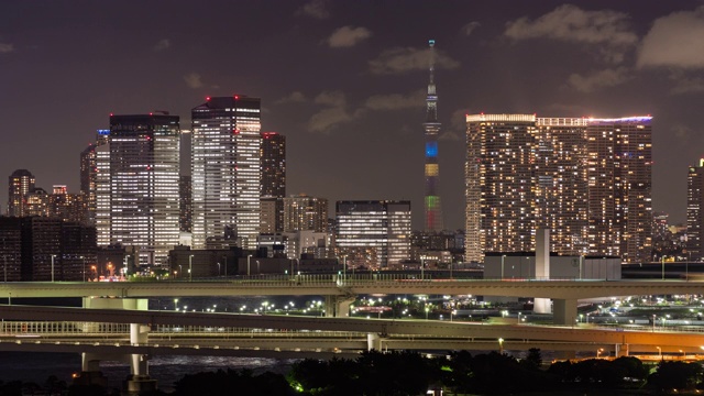 延时:空中东京彩虹桥与东京天空树和天际线在晚上的日本视频素材