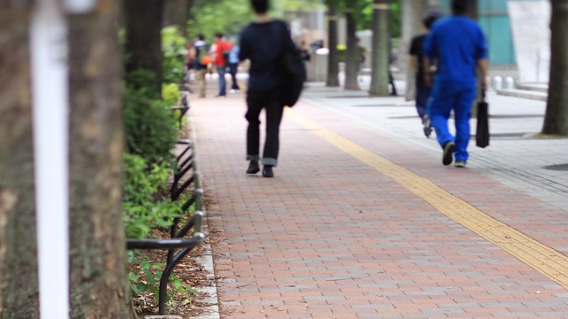 东京一城市街道的十字路口白天倾斜移位视频素材